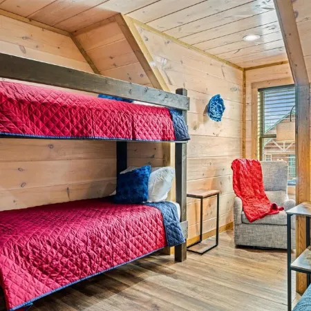 2 Bedroom Cabin • Hot Tub, Bunk Beds & Arcade • 2 Min to Dollywood