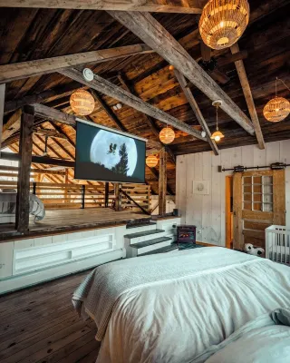 Gorgeous couples barn with WiFi & hot tub in lovely Londonderry