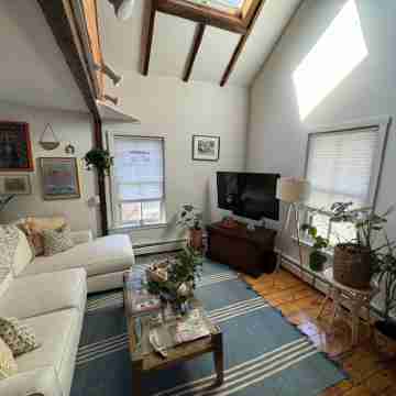 Beautiful Downtown 2 Bedroom 2 Bath apartment by the water Others