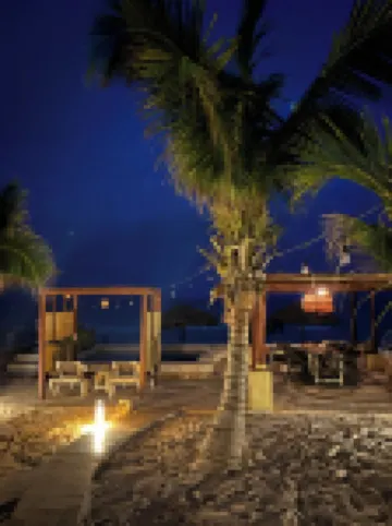 Beachfront 3 Bdrs. Sleeps 7, Staff on Site, Chef, Kayaks, Private Beach