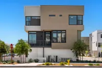 Mid-Century Modern Designer's Home Hotels near Pretend City Children's Museum