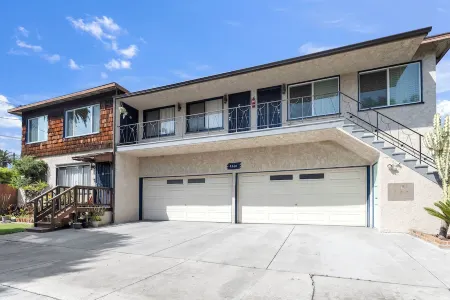 Beautifully Remodeled 2bed/1bath Apartment. Top Location, 15 min to Beach!