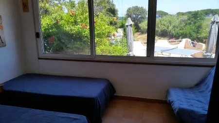 Mini Villa with large courtyard, direct sea access 150 m, closed garage, parking, WIFI Отели в г. Лингуиццетта