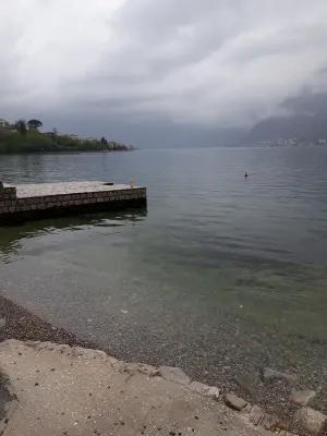 Kotor Bay;  4 Bed Seafront  house with beach and seating area. Close to Kotor. Hotels in Muo