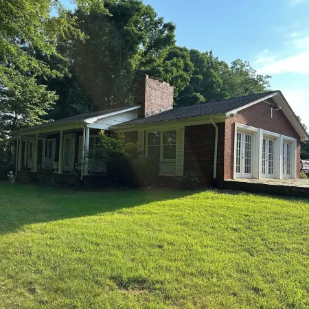 The Farmhouse. Vintage 3-bedroom with WiFi. Mt Airy outskirts. Vineyards nearby.