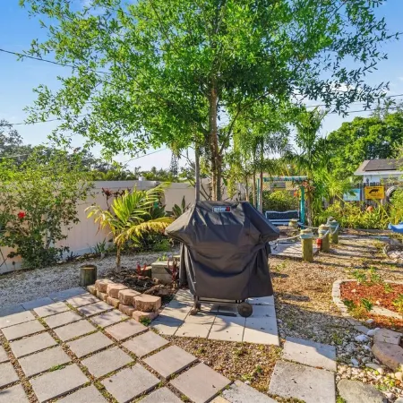 Beachy Keen Charming 2-bedroom 6 min from the beach . Sleeps 8ppl~ boat/RV pking