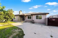 Spacious 4BR Retreat in Pomona- Sauna + Hot Tub + Massage Chair Kellogg House at Cal Poly Pomona附近的飯店