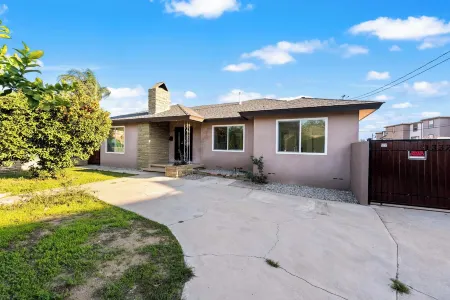 Spacious 4BR Retreat in Pomona- Sauna + Hot Tub + Massage Chair