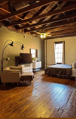 Charming 2-bedroom apartment in delightful Downtown Statesville with WiFi, AC.