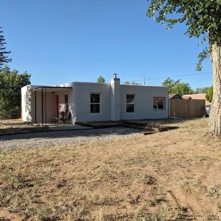 Stylish Adobe house, private yard & parking in downtown Cortez
