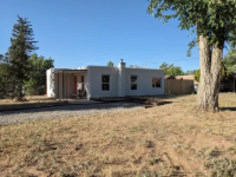 Stylish Adobe house, private yard & parking in downtown Cortez