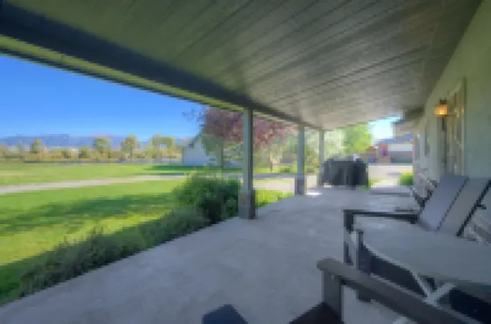 Luxury Home on Blue Ribbon Madison River and steps away from downtown Ennis, MT. Hotels in Ennis