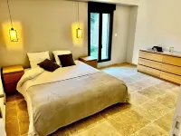 Villa Horizons - Garden apartment. Swimming pool and beach 15 minutes' walk away.