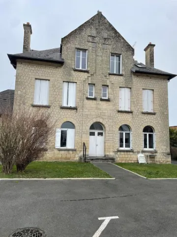 A cocoon in the presbytery (with private parking)