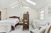 Elegant & Romantic Farmhouse, Natural Light!