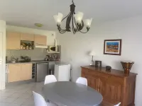 Appartement Solaire Duplex Avec Terrasse en Bois Hotels in Pessac