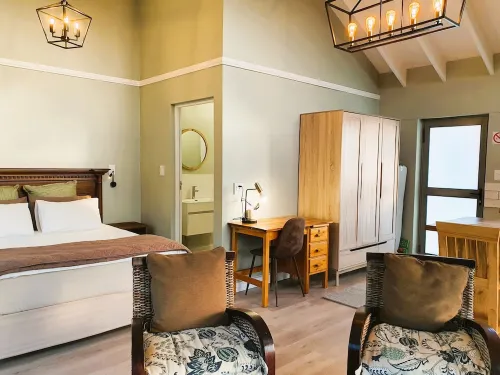 Sunny, safe, private loft by Fisherman's Walk and beach, in Brenton on sea 布倫頓的海住宿飯店