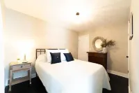 Fabulous 3-bedroom house with AC in charming Elgin Hotels near Elgin Downtown Metra Station