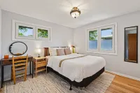 Cozy Pet & Family-friendly fully fenced beautiful  backyard
