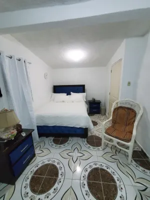 Cozy 2 bedroom apt 5 min to subway | Hot water!