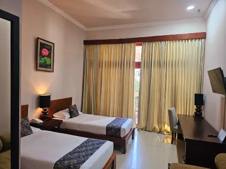 One Six Eight OX Hotel & Restaurant Отели в г. Sidomukti