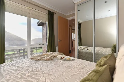 Ty Pren: Cosy Lodge with Panoramic Windows & Mountain Views