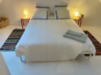 Ravissante Maison typique de pêcheur à 800 m des plages et du port de pêche Hotels in Plobannalec-Lesconil