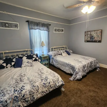 Charming 2Br-3Bed Home with WiFi Wooden Rockers on Porch in Wonderful Kannapolis