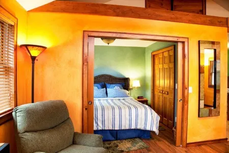 Charming 1-bedroom cottage with WiFi and AC in Saugerties