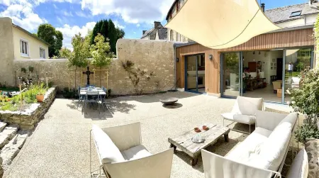 Large charming family home - 7 bedrooms - heart of Laval - up to 10 people