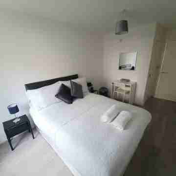 Light, spacious 2 bed apartment nr Heathrow airport Rooms