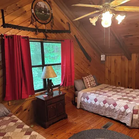 Cozy 2-bedroom cabin in awesome Blairsville with ac and wifi.
