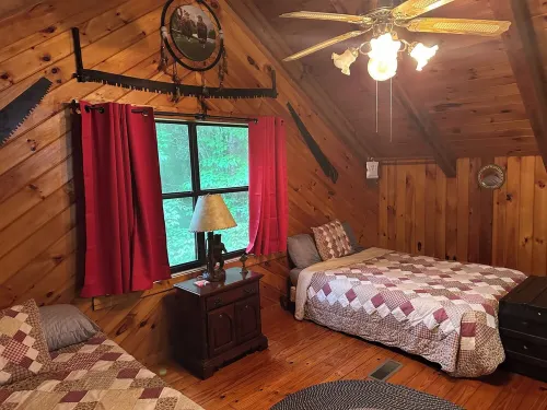 Cozy 2-bedroom cabin in awesome Blairsville with ac and wifi.