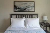 Beautiful townhome in welcoming Luray, only min to Caverns and Shenandoah Valley Hotels near The Rope Adventure Park at Luray Caverns