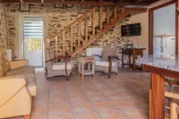 Casa de alquiler  íntegro  en un entorno rural con acceso  a un río Hotels in Bergantinos