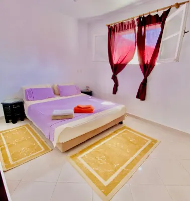 Contemporary Seaside Villa with Stunning Ocean Views School Group Labiad\'school附近的飯店