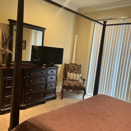 3 beds 3 baths and amazing views of Jordan Hare!!