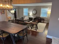 Charming 2-bedroom, 2-bathroom house in peaceful Mount Rainier. Hotels in Chillum