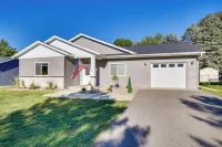 Mankato Getaway w/ Game Room & Salt Water Hot Tub! - Pet friendly