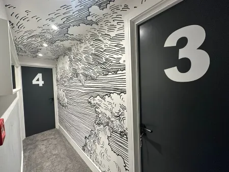 Luxurious Central 5 Double Bedroom Home | 3 Floors Отели в г. Адамсдаун