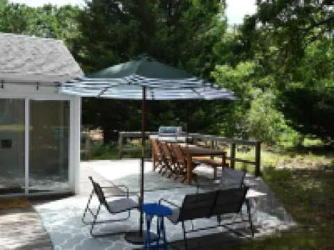 Cape Cottage with 5 beds, large deck, and less than 10 minute walk to the beach! Hotels in Eastham