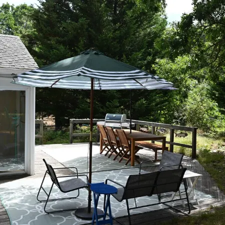 Cape Cottage with 5 beds, large deck, and less than 10 minute walk to the beach! Отели в г. Истам