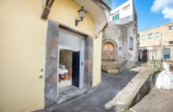 Vico Secondo Accogliente Struttura al Centro di Forio