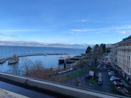 Charming little studio with lake and mountain views from the bed. Отели рядом с достопримечательностью «Buvette et Source Cachat»