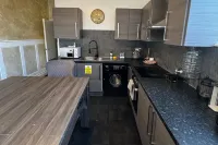 Central Sheffield 3-Bed Apt, Sleeps 7 with Parking