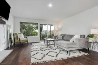 Downtown Kirkland - Modern 3rd Street Retreat
