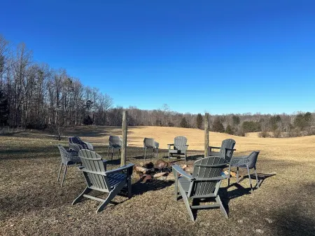Farmhouse Getaway - Firepit, Views & Stargazing