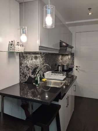 Cozy 1-Bedroom Hideaway: Your Home Away from Home - near malls & restaurants!