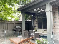 EXECUTIVE KINGSWAY HOME WITH BACKYARD OASIS + POOL Hotels in Etobicoke