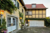 Cozy vacation apartment in the 50s style in Bielefeld. With pinball machine & projector!